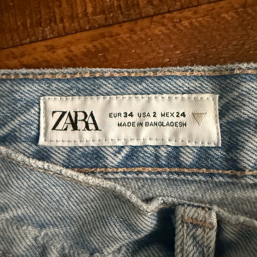 Zara Jeans-Light Wash-Distressed Hem-Size 2 - Picture 4 of 8